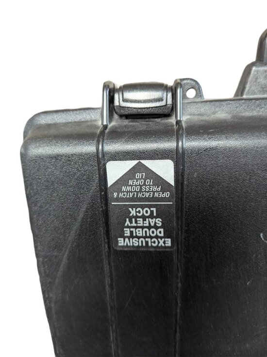 Pelican 1490 Case - Locking Laptop case / Briefcase - Picture 7 of 16